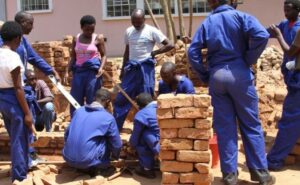 Abarimu 154 boherejwe na Zimbabwe bakiriwe mu Rwanda