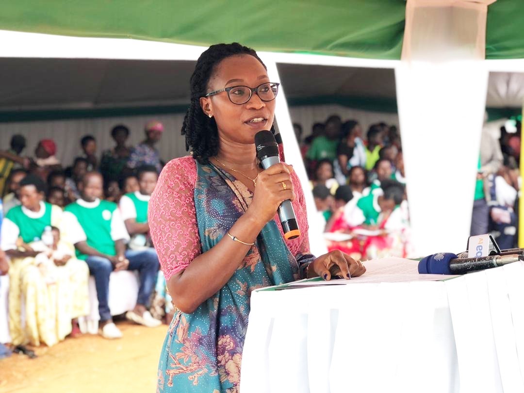 Abagore n’abagabo, ntawuhejwe mu mirimo yo mu rugo-Minisitiri Bayisenge