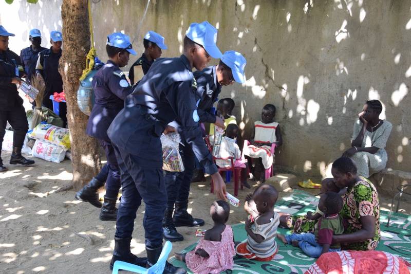 Abapolisi b’u Rwanda muri UNMISS bahaye imfubyi inkunga irimo n’ibiribwa