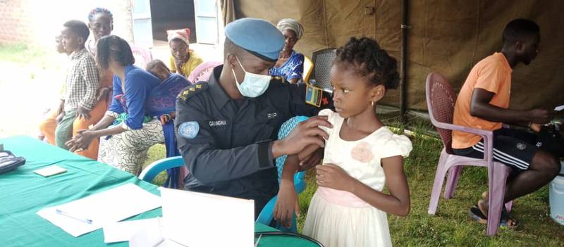 Abapolisi b’u Rwanda muri MINUSCA bavuye abaturage bimuwe n’imyuzure