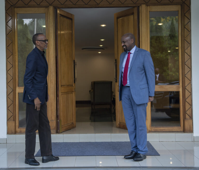Gen. Muhoozi yemeranya n’umugambi wa Perezida Kagame na Kenyatta kuri M23