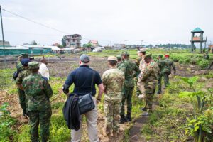 Abahagarariye inyungu za gisirikare  mu Rwanda basuye aharasiwe umusirikare wa FARDC