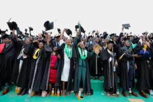 Abanyamahanga 100 mu 5,702 basoje amasomo muri Kaminuza y’u Rwanda