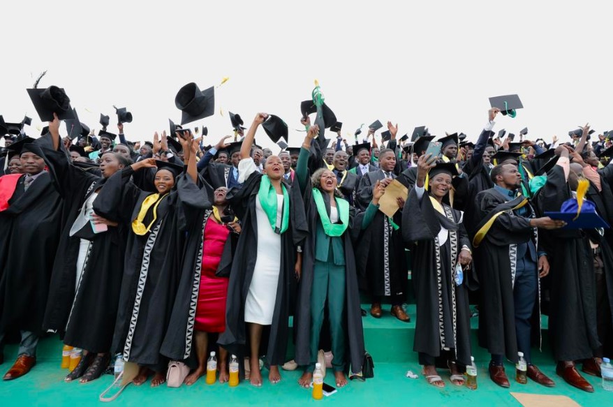 Abanyamahanga 100 mu 5,702 basoje amasomo muri Kaminuza y’u Rwanda