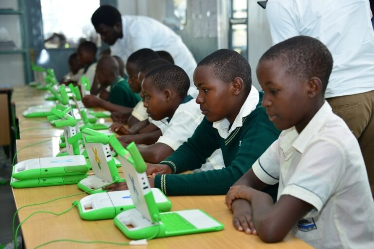 Rwanda: Amashuri abanza 60% agiye kugezwaho internet