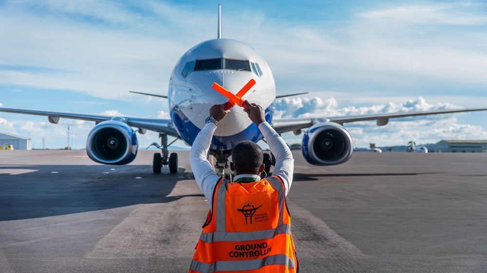 RwandAir yiseguye ku bakiliya basubikiwe n’abimuriwe ingendo
