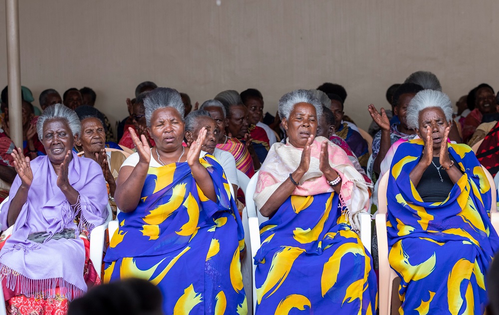 Unity Club yifurije Noheli nziza Intwaza zituye mu rugo rw’Impinganzima ya Huye