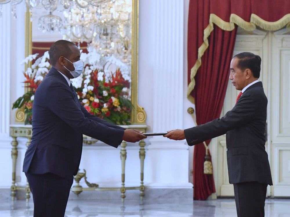Amb Uwihanganye yatanze impapuro zo guhagararira u Rwanda muri Indonesia
