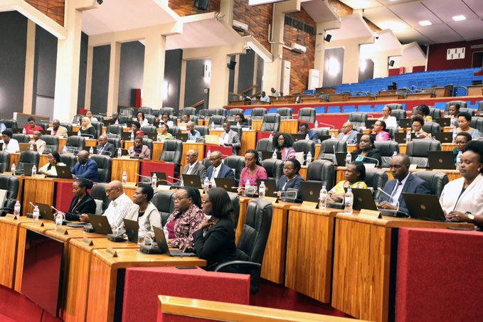 Abadepite batunguwe n’ibyo basanze mu mabagiro batumiza ba Minisitiri 
