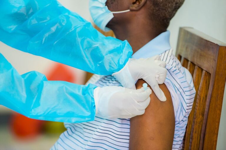 COVID-19: Bafatiye urugero ku bayobozi b’u Rwanda mu kwikingiza