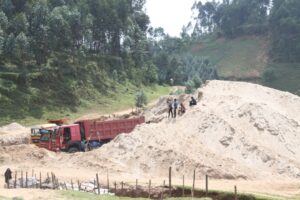 Rutsiro: Abacukuza umucanga bamaze amezi 3 bahagaritswe bijejwe gukomorerwa