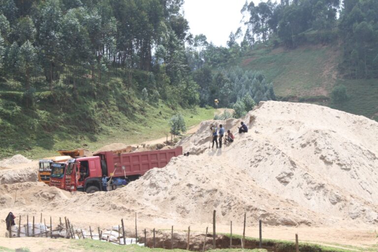 Rutsiro: Abacukuza umucanga bamaze amezi 3 bahagaritswe bijejwe gukomorerwa