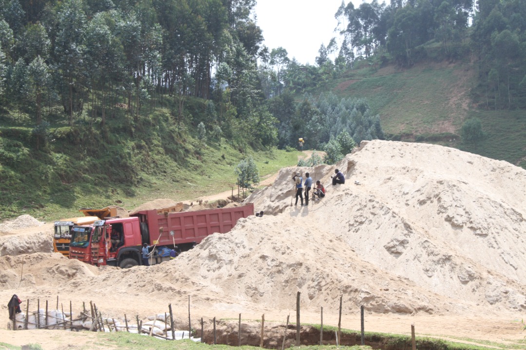 Rutsiro: Abacukuza umucanga bamaze amezi 3 bahagaritswe bijejwe gukomorerwa