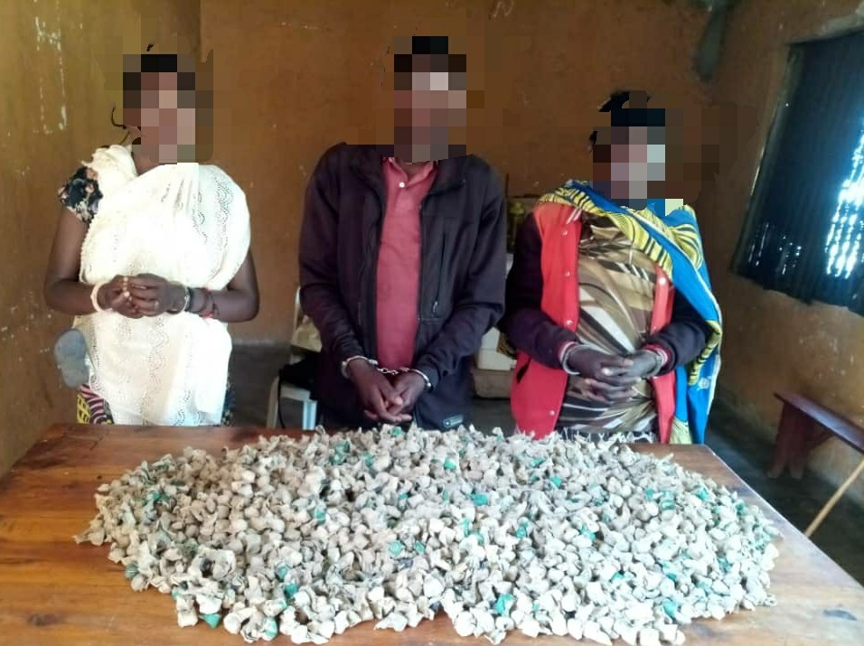 Yafatanywe udupfunyika tw’urumogi 2,040 mu bishyimbo na karoti abizanye i Kigali
