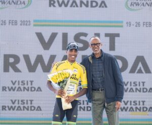 Perezida Kagame yashyikirije igihembo Mulubrhan wegukanye Tour du Rwanda 2023