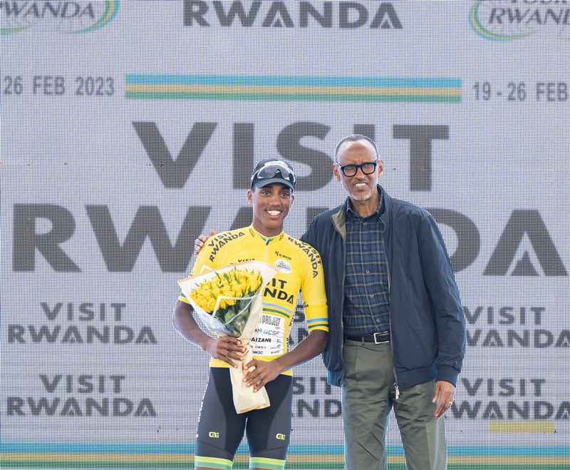 Perezida Kagame yashyikirije igihembo Mulubrhan wegukanye Tour du Rwanda 2023
