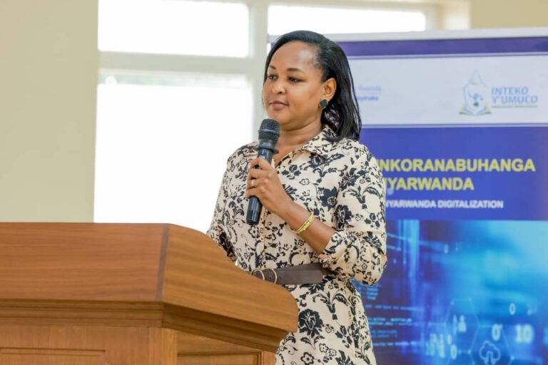 Minisitiri Mbabazi yagaragaje ibyiza byo guhuza ikoranabuhanga n’Ikinyarwanda