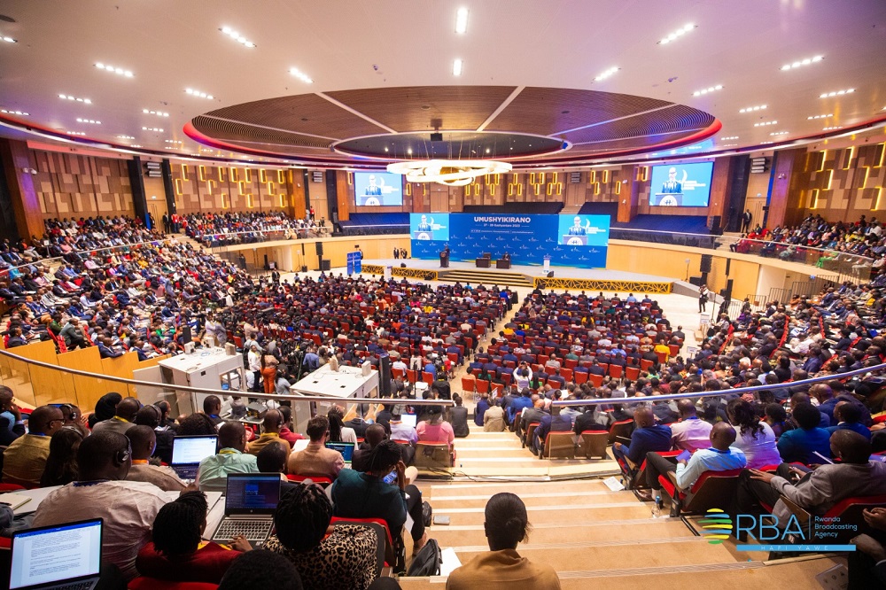 Perezida Kagame yakebuye abayobozi batera  abaturage guhora batabaza