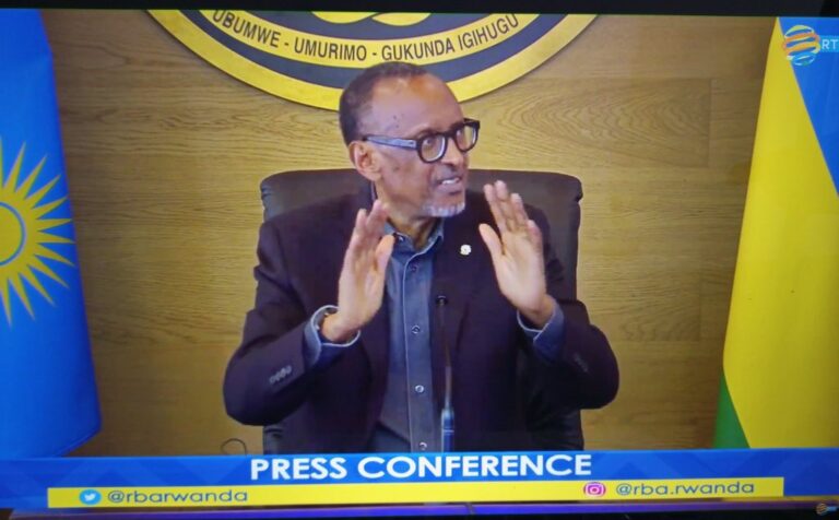 ‘Rwari urwenya!’ Perezida Kagame avuga kuri Tshisekedi wirahiye kumukura ku butegetsi