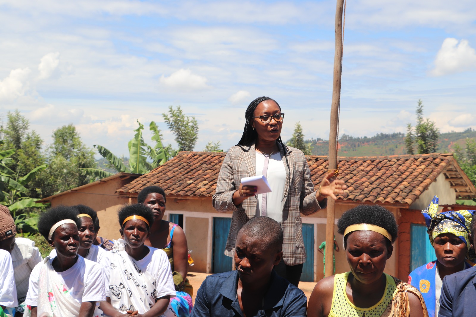 Prof. Bayisenge yashimiye abaturage bashyizeho ishuri n’icyumba by’umuco