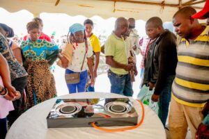 Rubavu: Imiryango itishoboye yoroherejwe kubona uburyo bwo guteka butangiza ikirere
