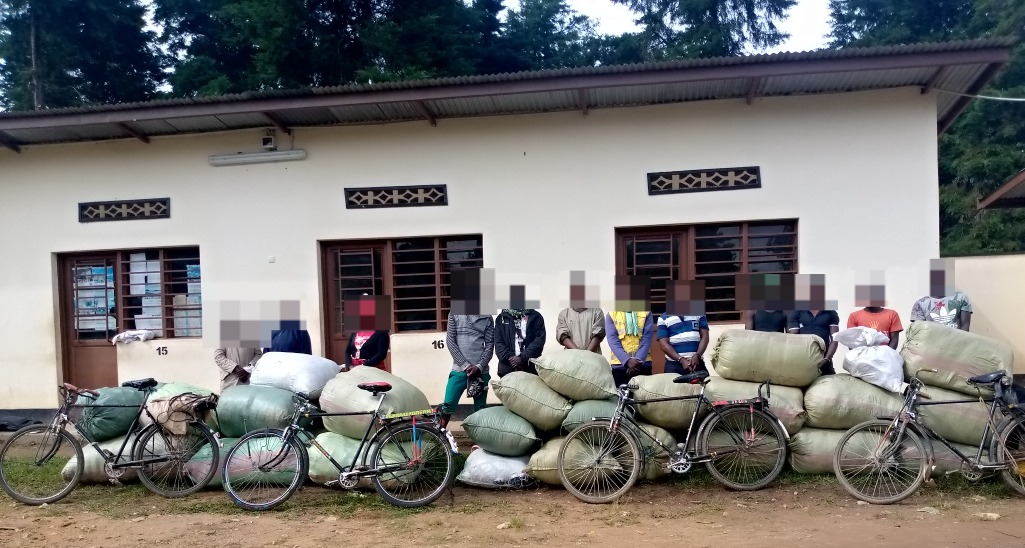Nyamasheke: Bafatanywe hafi toni y’imyenda ya caguwa