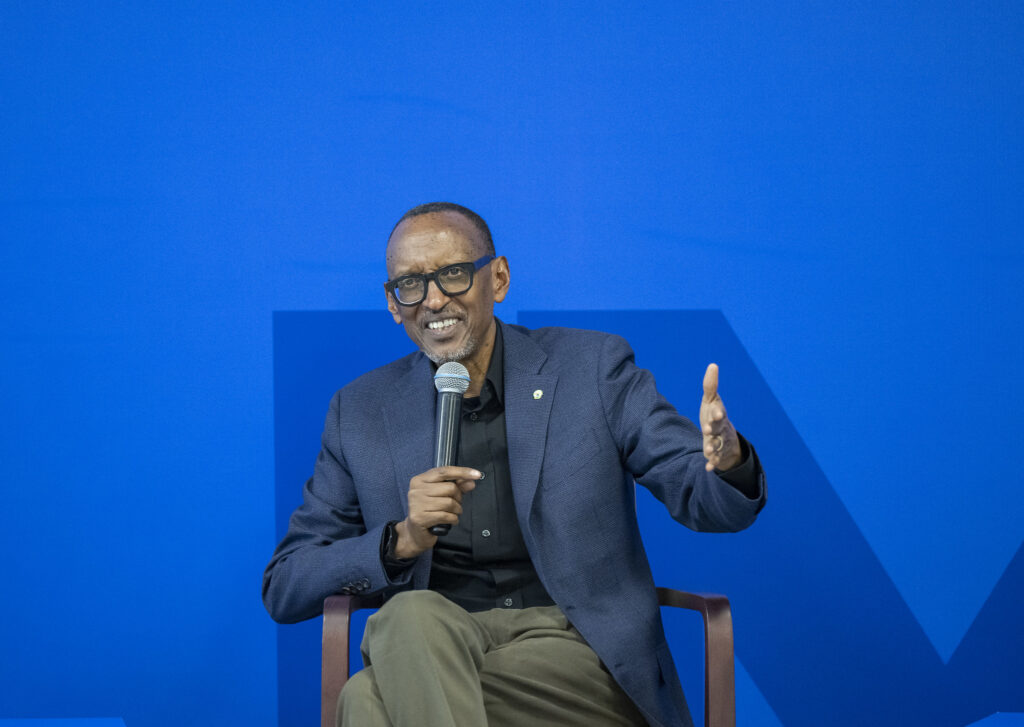 Perezida Kagame yumva urubyiruko rudakeneye kwitaba ku biro buri munsi