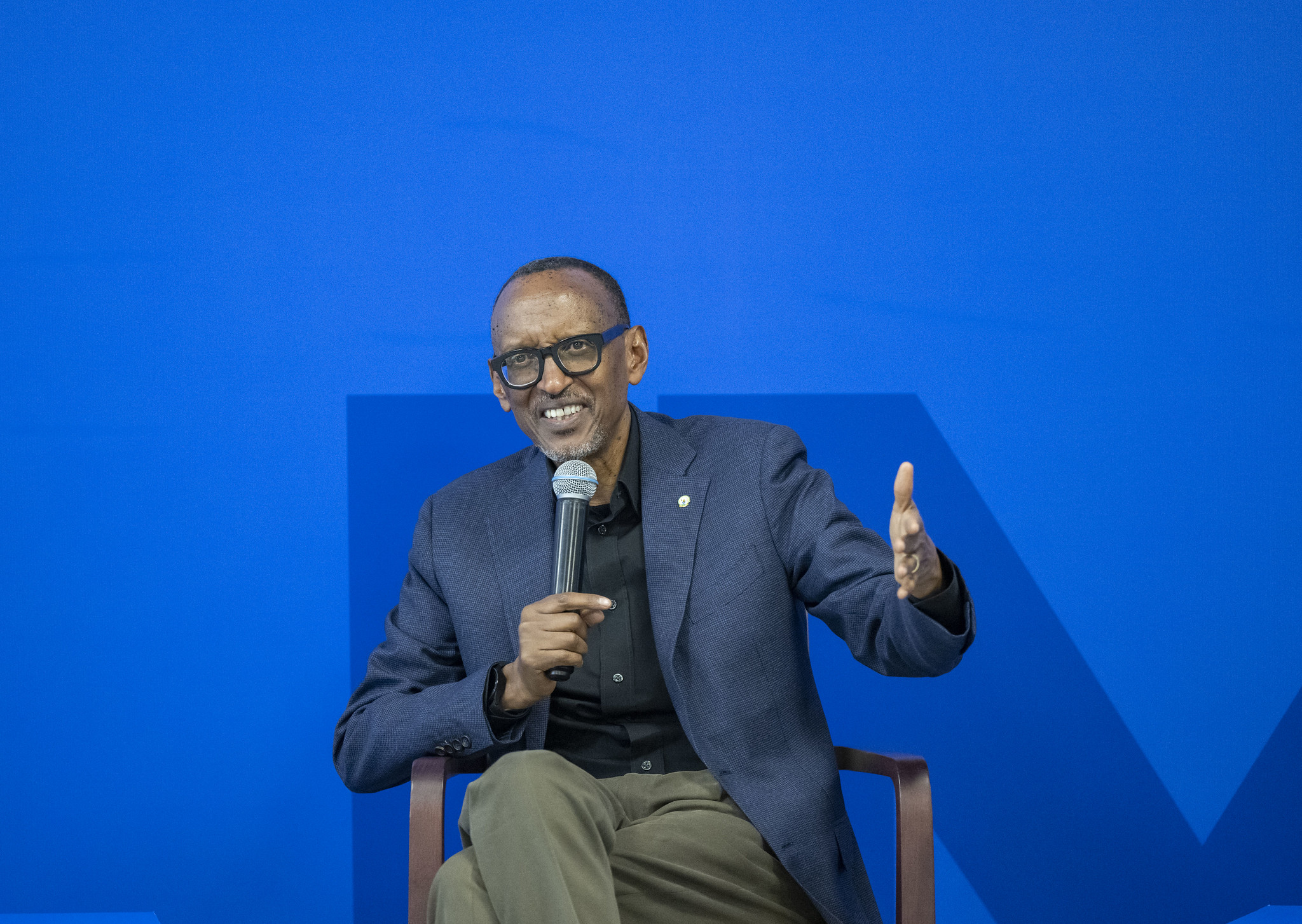Perezida Kagame yumva urubyiruko rudakeneye kwitaba ku biro buri munsi