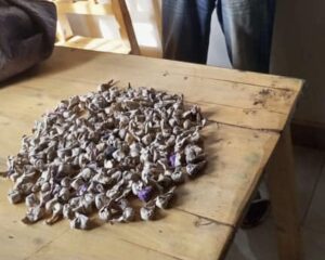 Kamonyi: Yafatanywe udupfunyika tw’urumogi 175 acururiza iwe