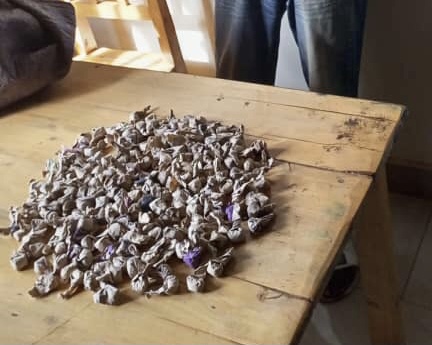 Kamonyi: Yafatanywe udupfunyika tw’urumogi 175 acururiza iwe