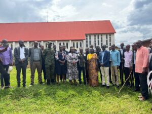 Mubuga: Abanyamakuru baremeye inka imiryango icumi y’abarokotse Jenoside