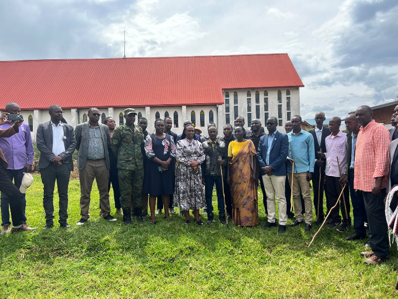 Mubuga: Abanyamakuru baremeye inka imiryango icumi y’abarokotse Jenoside