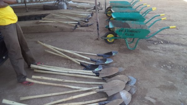 Abaturage basabiwe kumenyeshwa ibikoresho bizakenerwa mu muganda