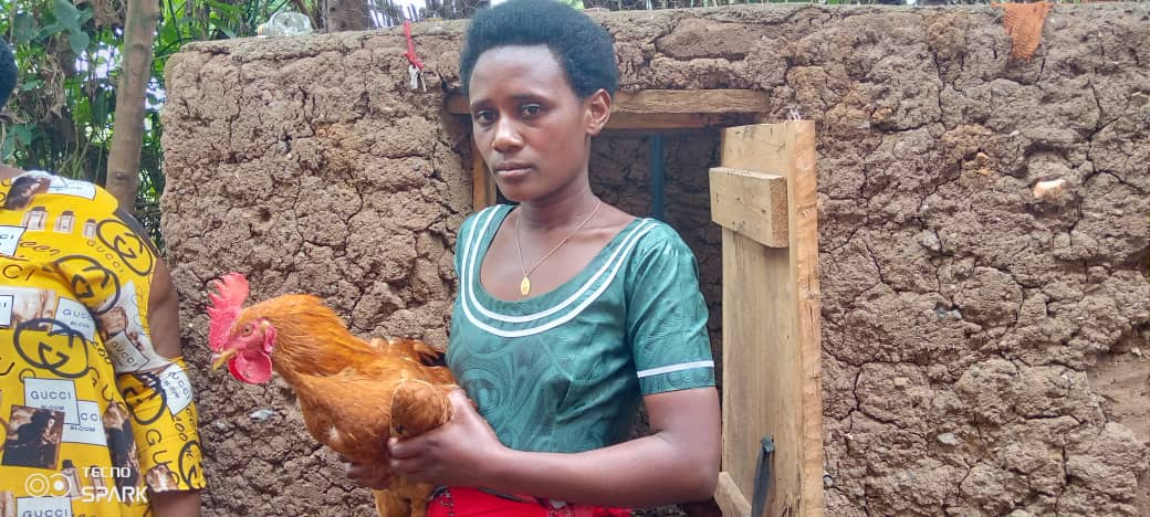 “Abagore bitinyuke bakure intoki mu mifuka baziteza imbere”