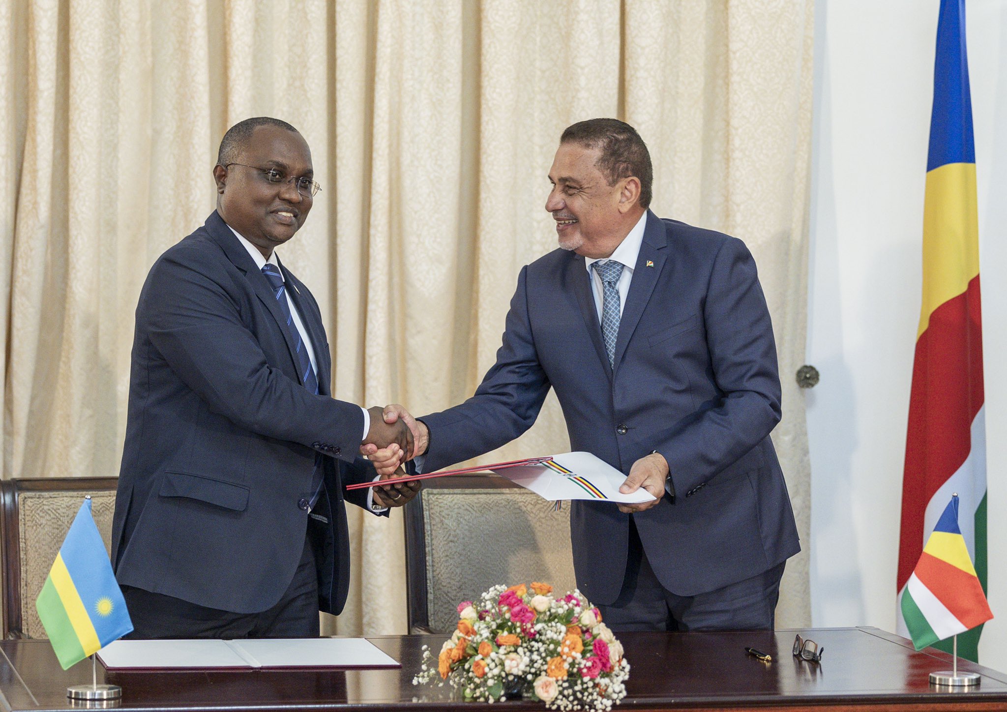 U Rwanda na Seychelles byasinyanye amasezerano arimo n’aya gisirikare 