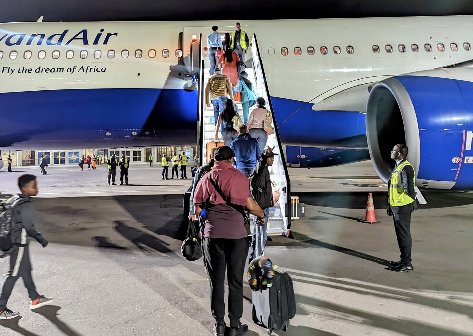 Indege ya mbere ya RwandAir yerekeje i Paris nta handi ihagaze