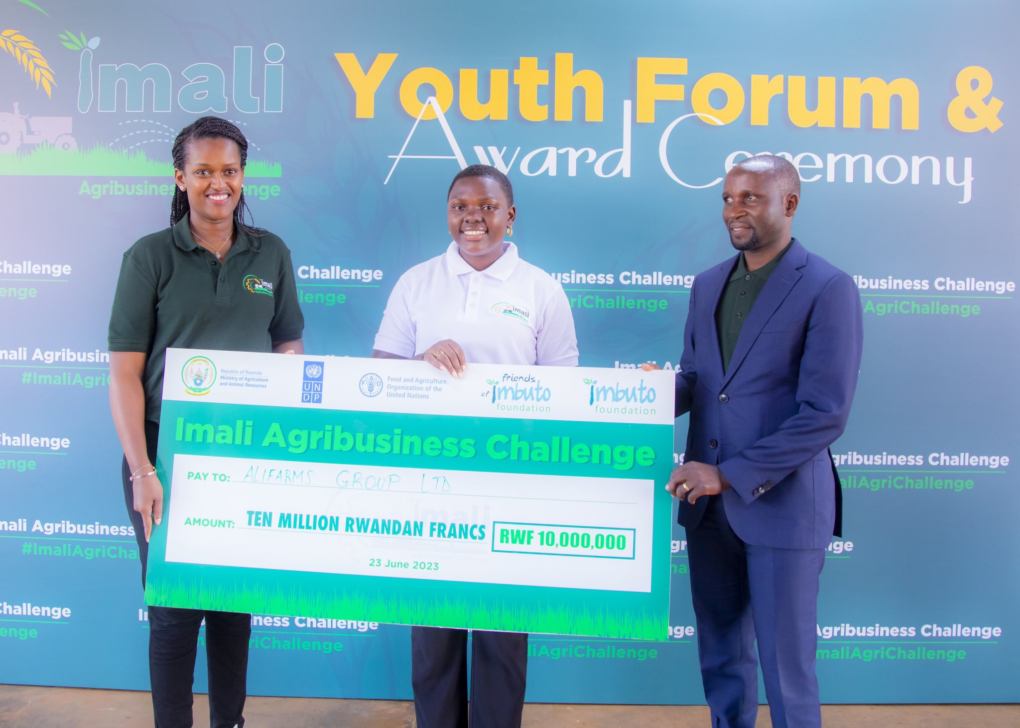 Imishinga 15 y’urubyiruko inoza ubuhinzi yahembwe miliyoni 150 Frw