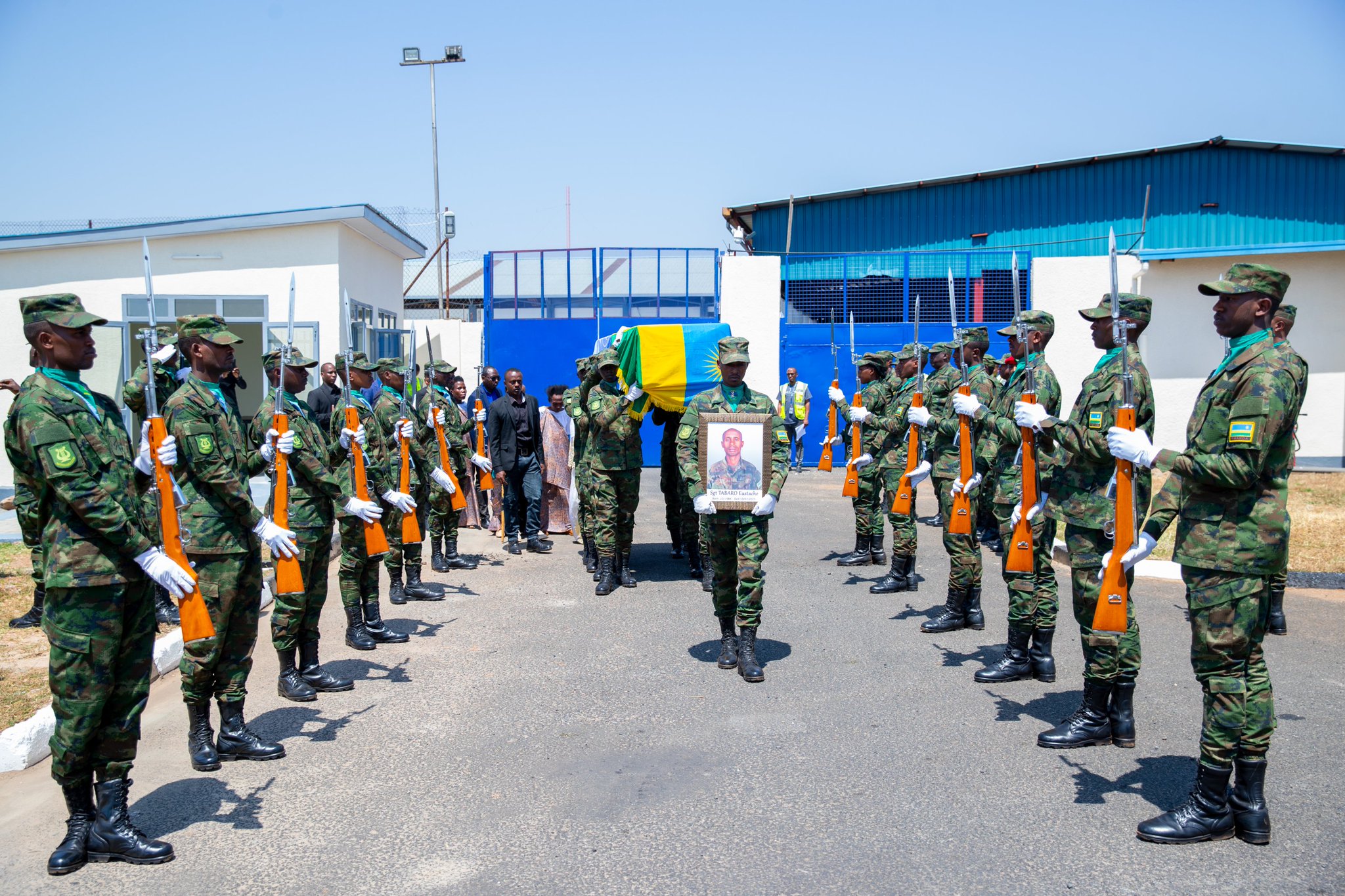 Umurambo w’umusirikare wa RDF warasiwe muri CAR wageze mu Rwanda