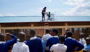 Amashuri 50 mu Rwanda yatangiye gukoresha internet ya Starlink