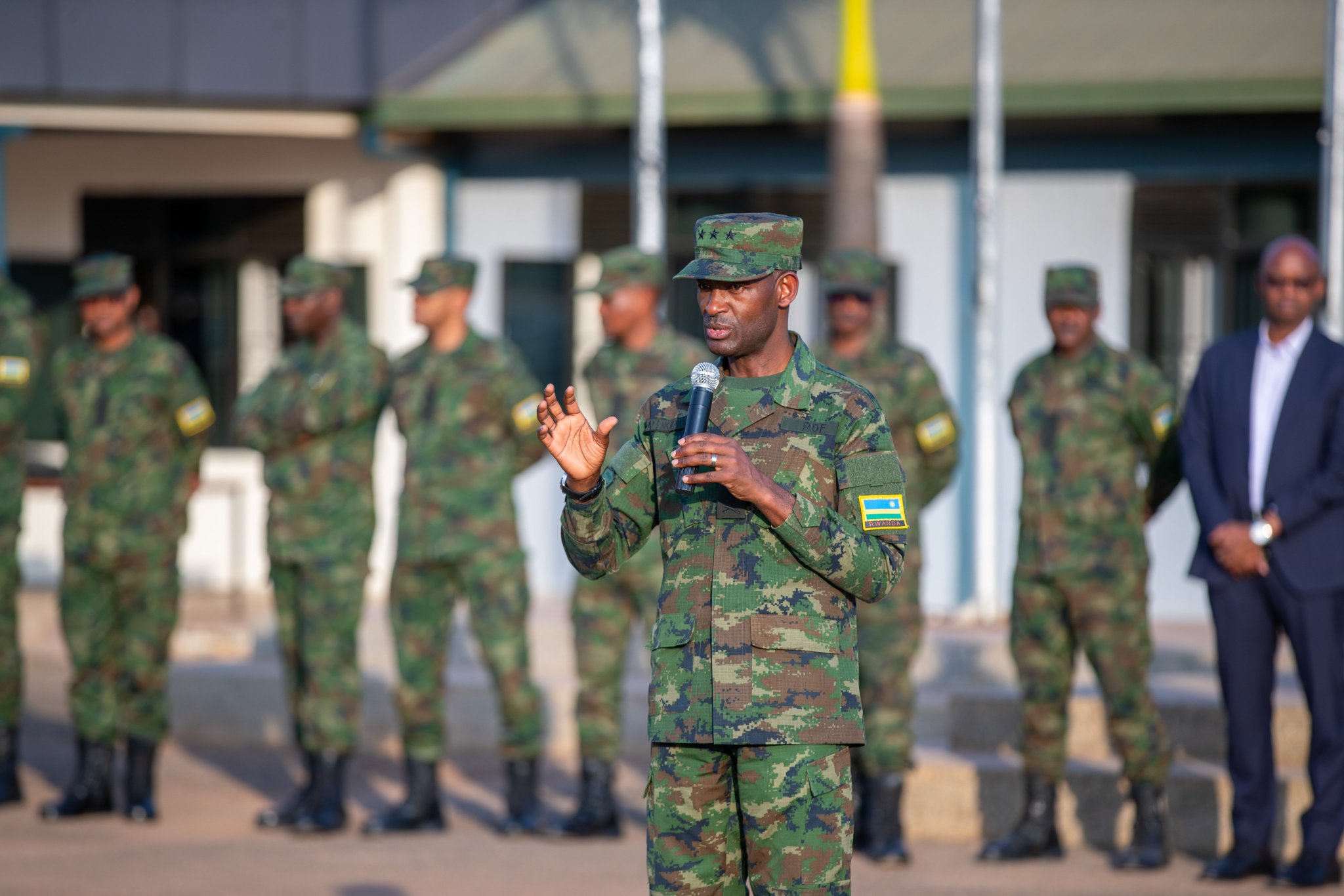 Umugaba Mukuru wa RDF yahaye impanuro Ingabo zigiye muri Mozambique 
