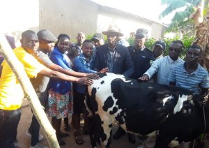Abanyamakuru bo mu Majyepfo bagabiye inka Sendakize warokotse Jenoside