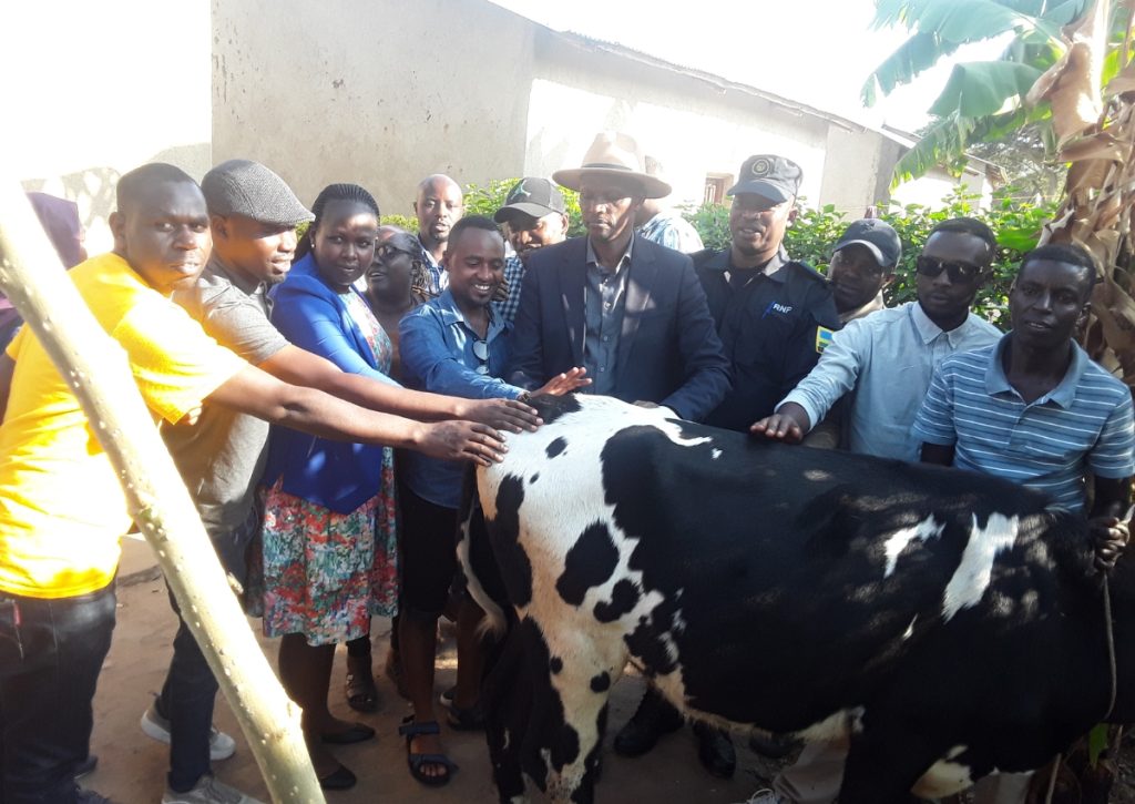 Abanyamakuru bo mu Majyepfo bagabiye inka Sendakize warokotse Jenoside