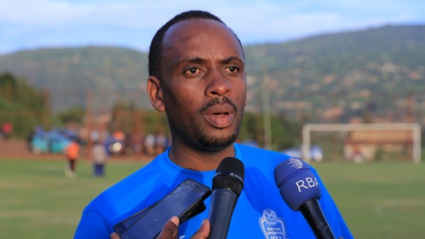 Sadate wahoze ari Perezida wa Rayon Sport yemereye umufana impano