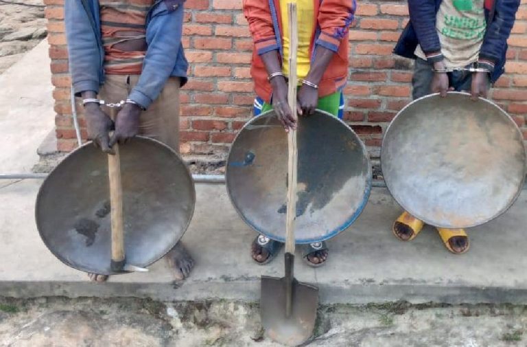 Karongi: Bafungiwe gucukura amabuye y’agaciro mu buryo bunyaranyije n’amategeko