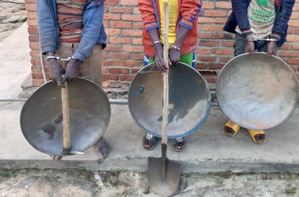 Karongi: Bafungiwe gucukura amabuye y’agaciro mu buryo bunyaranyije n’amategeko