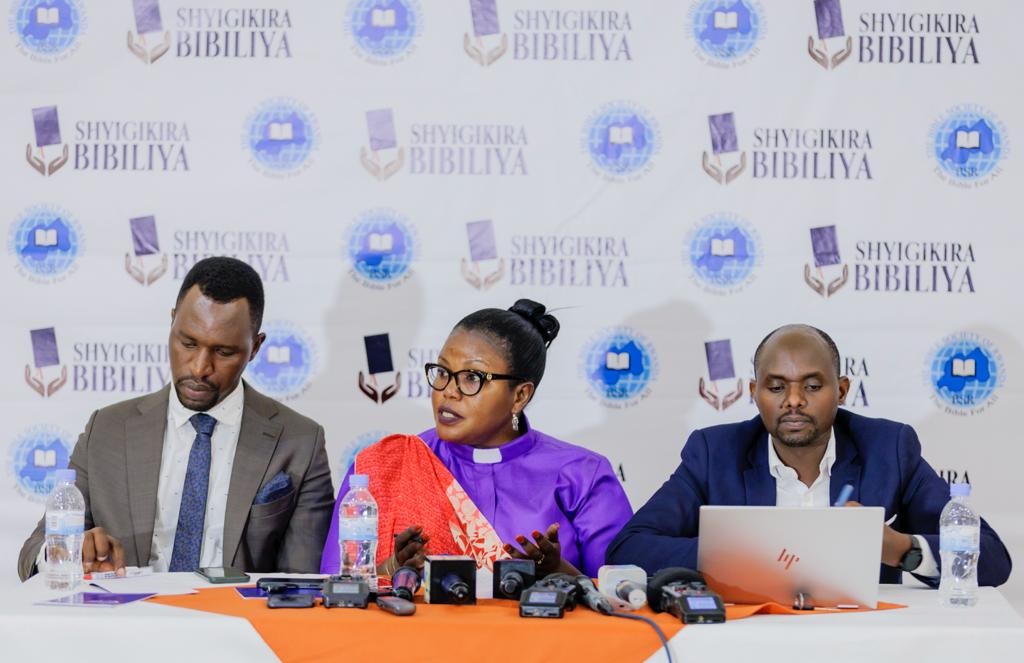 Abakoresha Bibiliya bariyongereye, abaterankunga baragabanyuka