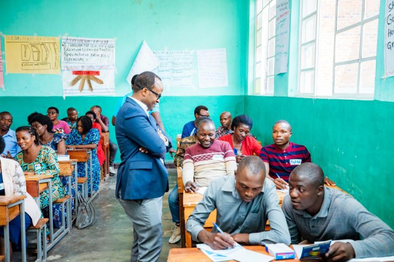 Ikoranabuhanga rifasha umwarimu ntirimusimbura – MINEDUC