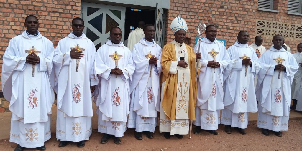 Karidinali Kambanda yagaragaje icyafasha Abasaseridoti kwivana mu bigeragezo