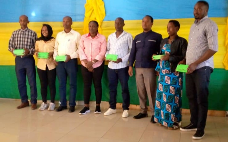 Kamonyi: Bahawe Smartphone 519 zo kunoza ubuhinzi n’ubworozi
