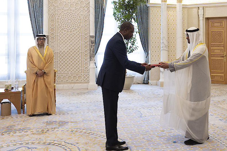 Amb. Mirenge yashyikirije Perezida wa UAE intashyo za Perezida Kagame